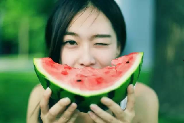 06年柳州女孩吃瓜,一场引发社会关注的网络风波