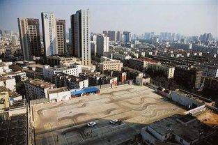 西城楼顶吃瓜,见证繁华市井，一瓜在手，笑谈人间百态