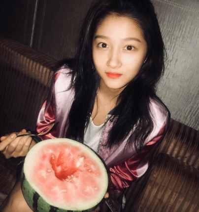 台湾表妹吃瓜图片,表情包走红网络