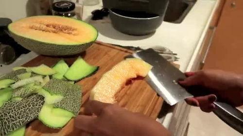 晚上看吃哈密瓜,哈密瓜的甜蜜诱惑