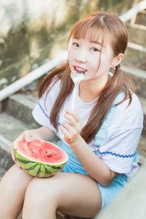吃瓜西瓜少女视频,少女与西瓜的欢乐互动瞬间