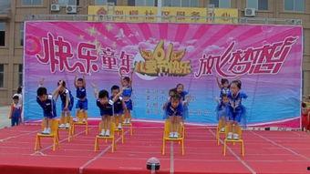 操场椅子舞吃瓜,吃瓜群众围观校园新风尚