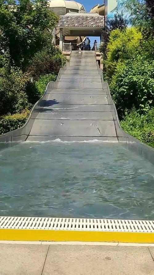吃瓜看戏水上滑梯